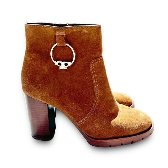 Tory Burch Sofia Brown Suede Lug Sole Bootie Gold Logo Charm Stacked Heel Sz 8.5 - Picture 1 of 10